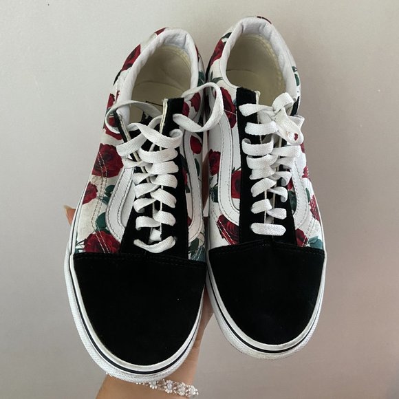 Red Roses - Picture 2 of 6